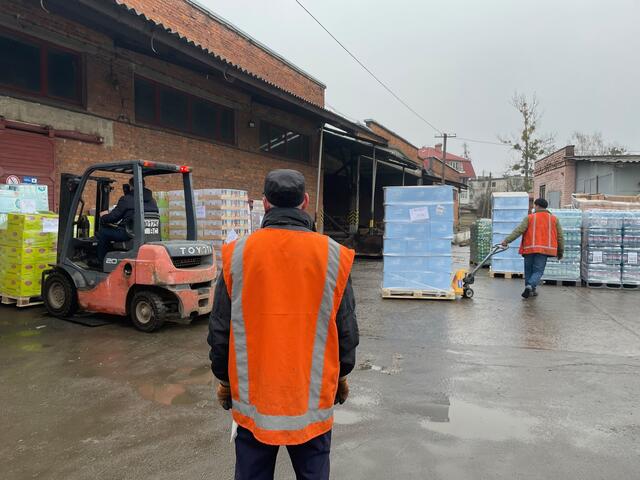 Die Hilfsgürter werden in Lemberg abgeladen. | Foto: BRS