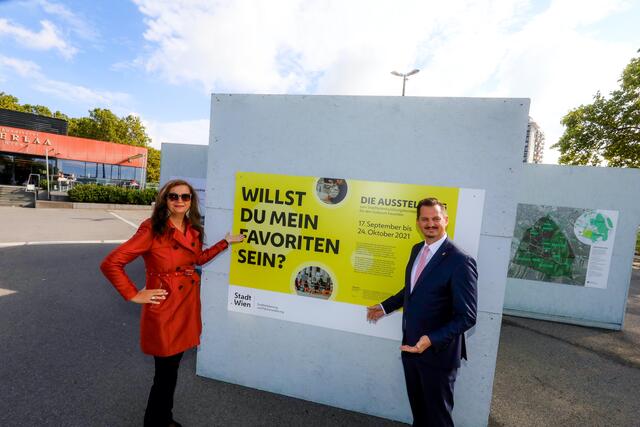 Bezirksvorsteher Marcus Franz und Stadträtin Ulli Sima (beide SPÖ) bei der ersten Open-Air-Schau in Oberlaa. | Foto: Christian Fürthner/PID