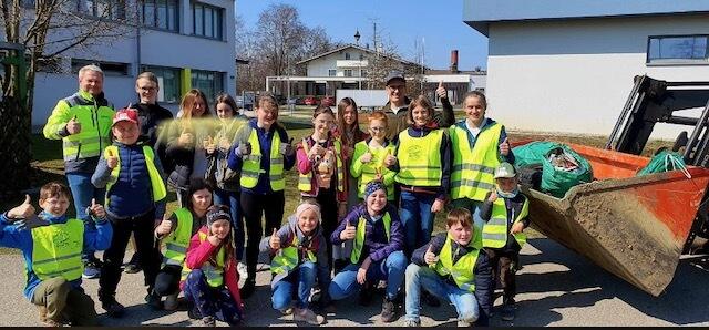 Es konnte jeder mithelfen, egal ob Groß oder Klein. | Foto: Gemeinde Lengau