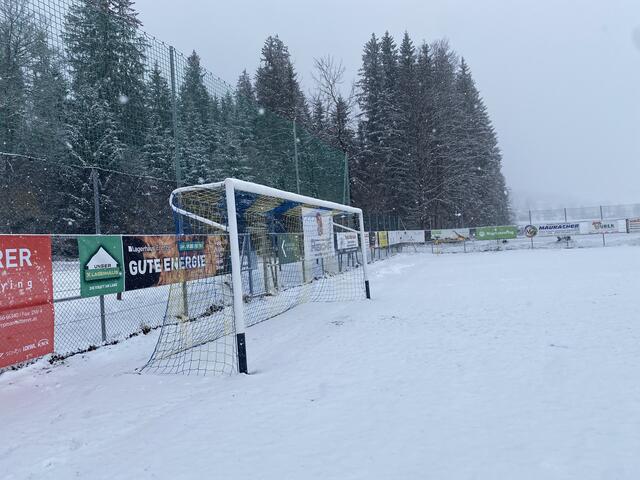 Weiße Pracht statt grüner Rasen. Kurz nach Spielabbruch schlummerte das Spielfeld der Kaiserblick Arena unter einer geschlossenen Schneedecke. | Foto: Habison