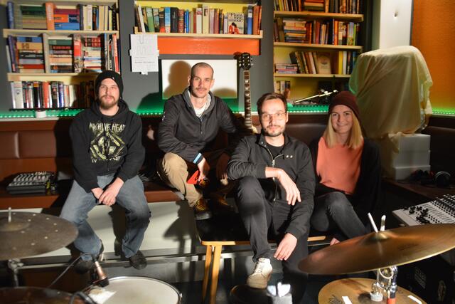 Das "Bunker-Kollektiv" mit Thomas Hesselberger, Klaus Zoufal Christof Ortner und Michaela Rammel im Proberaum in Purgstall an der Erlauf | Foto: Roland Mayr