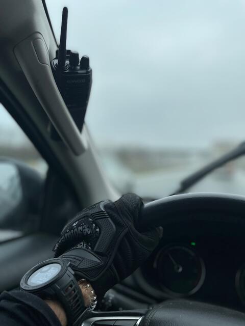 Der Kontakt zwischen den Fahrzeugen wird durch Funk aufrecht gehalten. | Foto: BRS