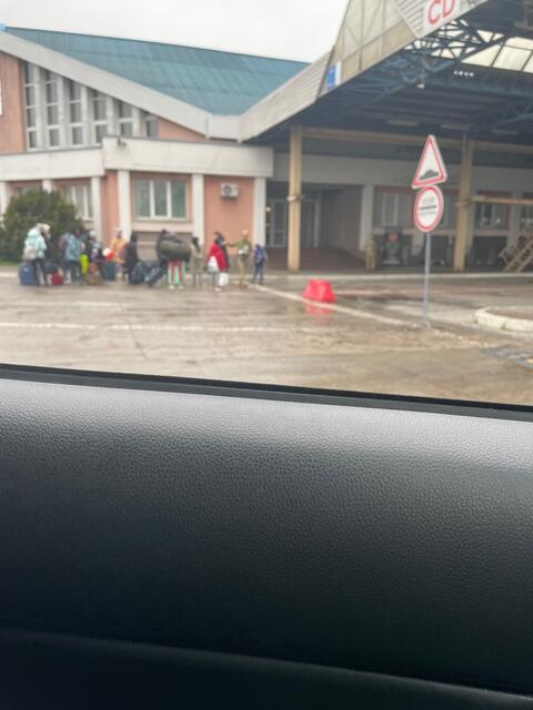 Kindergruppen besteigen Busse, die sie nach Polen bringen. | Foto: BRS