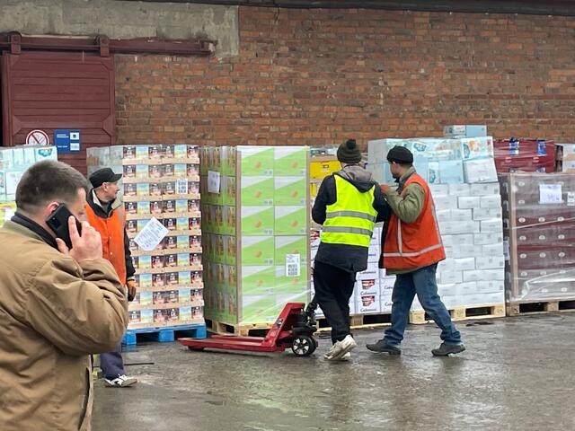 Die Hilfsgürter werden in Lemberg abgeladen. | Foto: BRS