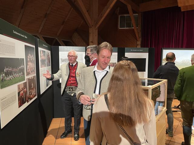 Die Ausstellung findet im Gemeindesaal Volders statt. | Foto: Yannik Lintner