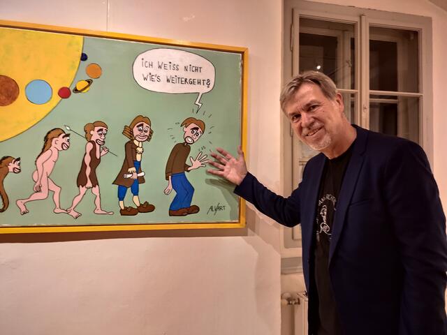 Alfred Vorisek vor einem seiner Cartoons. | Foto: Karl Kreska