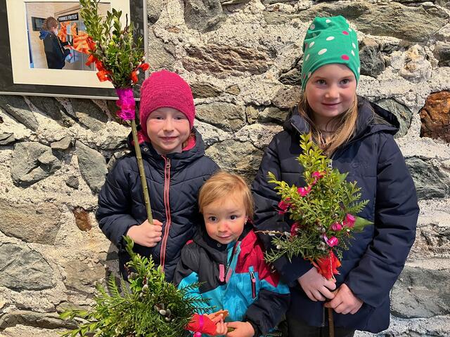 Katharina, Theresa und Lea waren beim Palmbuschenbinden dabei und präsentieren stolz ihre gelungenen Werke. | Foto: Uschi Voithofer