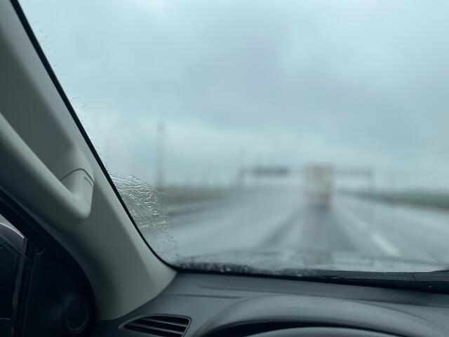 Anhaltender Regen begleitet den Transport in die Ukraine. | Foto: BRS