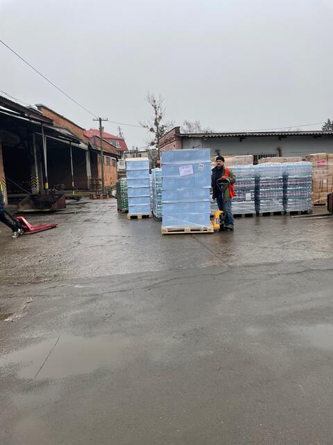 Die Hilfsgürter werden in Lemberg abgeladen. | Foto: BRS