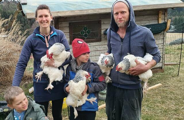 Die Familie Vötsch ist von ihren Hennen begeistert. Und bietet Patenschaften an. | Foto: Vötsch