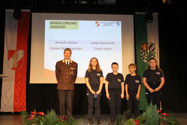 v.l.n.r.: Kommandant Klaus Litzlbauer, Michelle Dobler, Lukas Daichendt, Fabian Starzengruber, Tamia Kaser | Foto: Feuerwehr Braunau