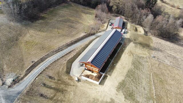 Die Dachflächen des neuen Stalls in Riegersburg werden für die Produktion von Sonnenstrom genutzt.  | Foto: Energie Steiermark 