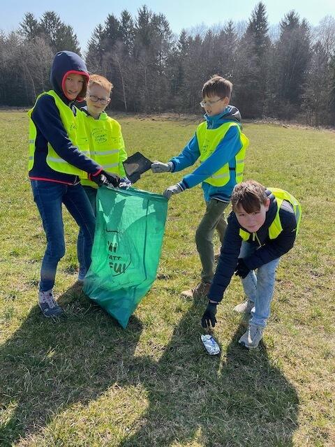 Viele Freiwillige halfen zusammen. | Foto: Gemeinde Lengau