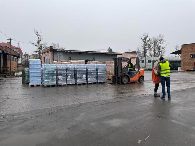 Die Hilfsgürter werden in Lemberg abgeladen. | Foto: BRS