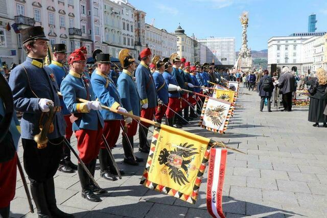 Das Traditionsregiment bei der Frühjahrsparade auf dem Linzer Hauptplatz. | Foto: Karlheinz Mattern -  Ehg Rainer Sbg