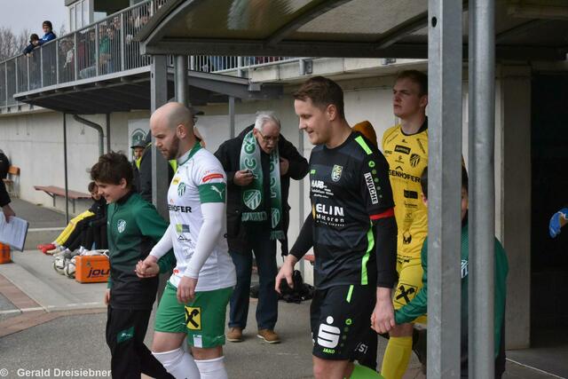 Die Kapitäne Markus Ostermann (in weiß) und Roman Hasenhütl (in schwarz) der beiden Klubs aus dem Bezirk Weiz. | Foto: Gerald Dreisiebner