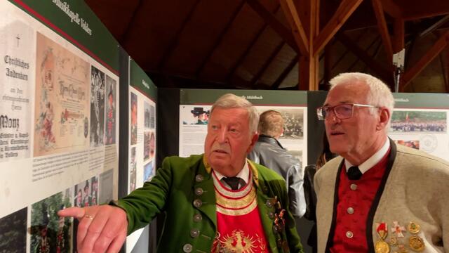 Hauptmann Johann Moser (li.) gab sein Wissen über die Geschichte des Senselers weiter. | Foto: Yannik Lintner