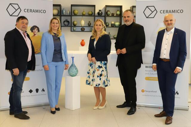 Bürgermeister Bruno Stutzenstein, Bildungslandesrätin Daniela Winkler, CERAMICO-Geschäftsführerin und Schuldirektorin Anita Wolf, Landeshauptmann Hans Peter Doskozil und Heinz Josef Zitz, Bildungsdirektor für Burgenland. präsentierten das Konzept zum neuen Kompetenzzentrum in Stoob.  | Foto: LMS