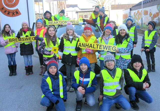 Die Kinder der Volksschule am Dom in St. Johann lernten den Anhalteweg eines Autos kennen. | Foto: ÖAMTC