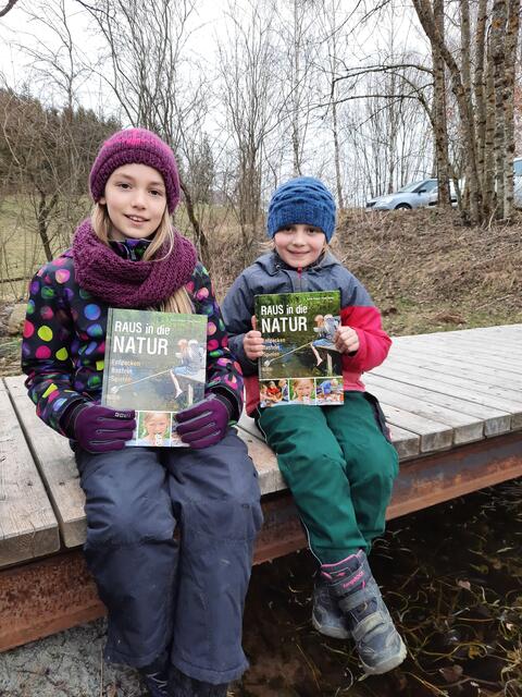 Anna Lehner (li) und Clara Kepplinger (re) sind die Hauptpreisträger des önj Unterkagerer-Wettbewerbs „Wir bauen ein Winterquartier für Wildtiere“.  | Foto: önj Unterkagerer/Lehner
