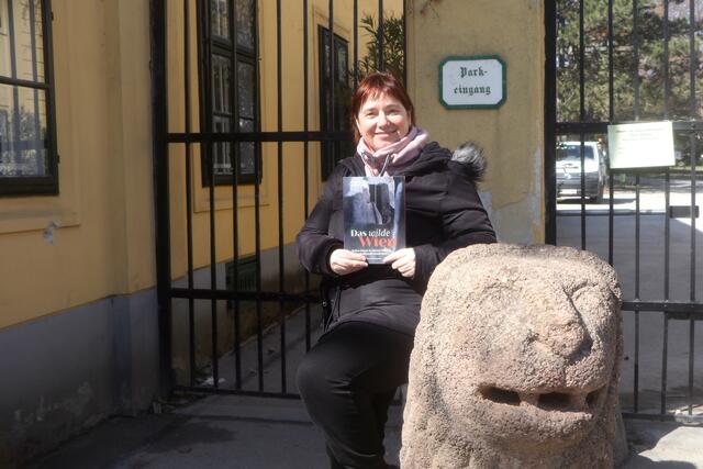 Autorin Gabriele Hasmann, hier am Eingang herrschaftlichen Pötzleinsdorfer Schlosspark, deckt gerne verborgene Schätze und wilde Hintergrundgeschichten auf