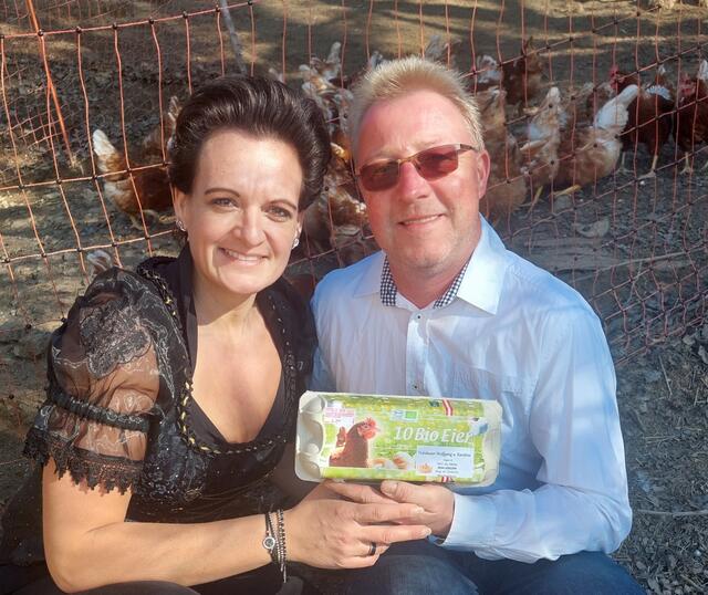 Karoline und Wolfgang Holzbauer sorgen für beste Voraussetzungen, damit ihre Hühner beim Eierlegen ihr Bestes geben.  | Foto: Privat