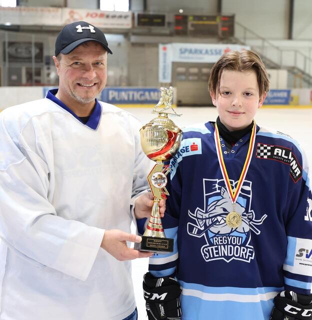 U13-Kapitän Phillip Breiml und Präsident Michael Herzog-Löschnig.