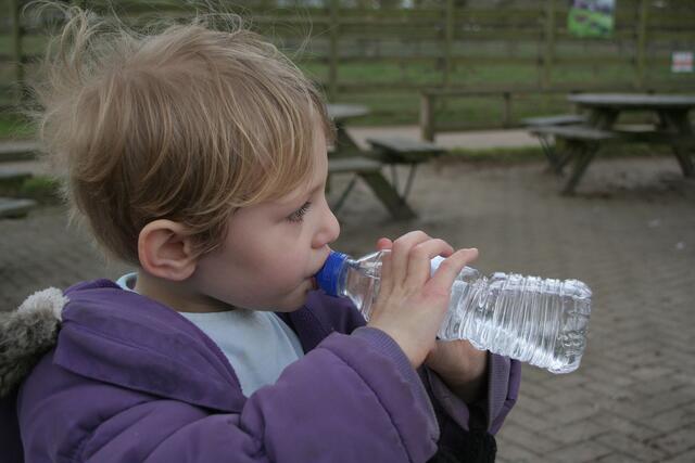 Mikroplastik lauert auch in der Wasserflasche.