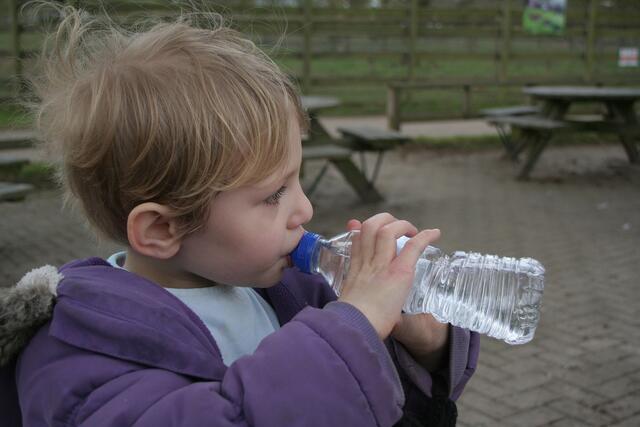 Mikroplastik lauert auch in der Wasserflasche. | Foto: nickelbabe/Pixabay.com