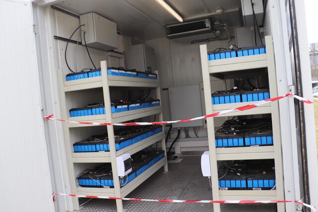 Stationärer Stromspeicher aus alten E-Autobatterien | Foto: Edith Ertl