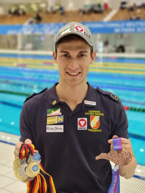 Andreas Ernhofer mit seinen Weltcup-Medaillen. | Foto: Ernhofer