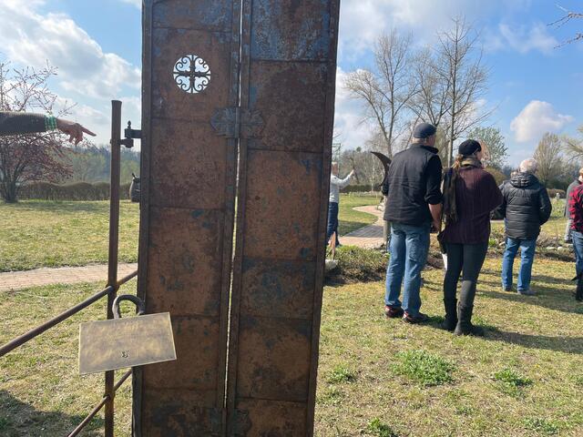 Blechfetzentür: Pforte zur Ausstellung im Park beim donAu-Standl.
