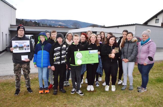 Die 3.a Klasse der MS Pöllau überreichte an Stefan Wiesenhofer (li) eine Spende von Euro 930.- | Foto: KK