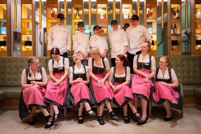 Für die Lehrlinge im Dorfhotel Fasching hat der wertschätzende Umgang mit den Gästen oberste Priorität. | Foto: Kurt Elmleitner