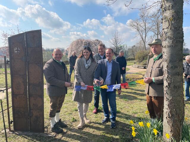 Eröffnung bei der "Blechfetzentür": Arnold Hörman &amp; Gerhard Ebner vom donAu-Standl (links und rechts außen), Rudolf Öhlinger, WKO Metalltechnik (Mitte rechts) sowie Petra Riffert und Fritz Kaindlstorfer vom Tourismusverband Donau OÖ.