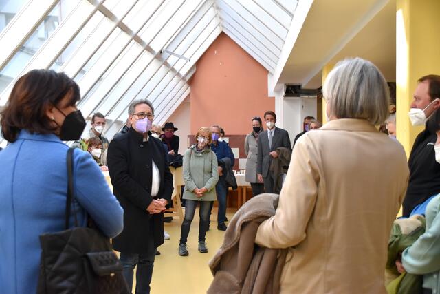 Die Vertreterinnen des Kufsteiner Seniorenrates sprachen sich auch bei einer Besichtigung vor Ort für Betreutes Wohnen anstelle eines Kindergartens im Zeller Heim aus.  | Foto: Barbara Fluckinger