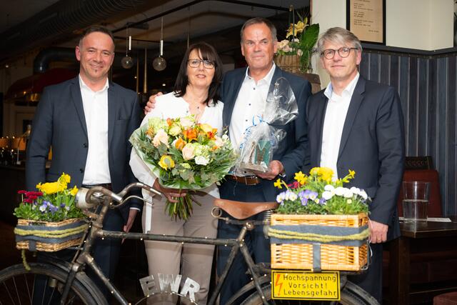 Die Vorstände Richard Alber (li) und Christoph Hilz (re) dankten ihrem Kollegen Michael Hold, im Bild mit Gattin Angelika. | Foto: EW Reutte