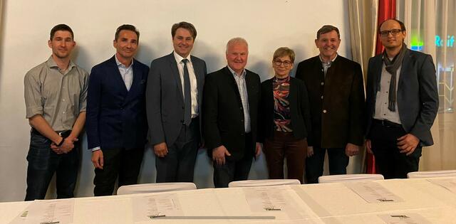 Ortsparteitag in St. Georgen an der Stiefing (v.l.): Holler (3.v.l.), Neubauer (v.l.) und die Ortsparteiobleute-Stellvertreter
 | Foto: ÖVP