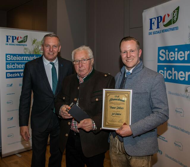Auch Franz Zöhrer (m.) wurde von Mario Kunasek (l.) und Patrick Derler geehrt. | Foto: FPÖ Weiz