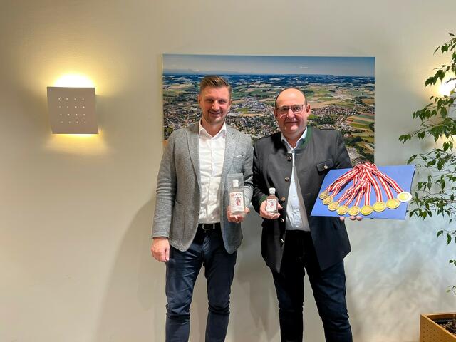 Schnapsbrenner Kurt Schölnberger (r.) mit Bürgermeister Christian Penn. | Foto: Stadt Eferding