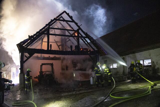 In Wies/Vordersdorf wütete gestern Abend ein Brand an einem Wirtschaftsgebäude. Nicht weniger als sieben Feuerwehren waren zum Löscheinsatz vor Ort. | Foto: Feuerwehr Wies/Garber