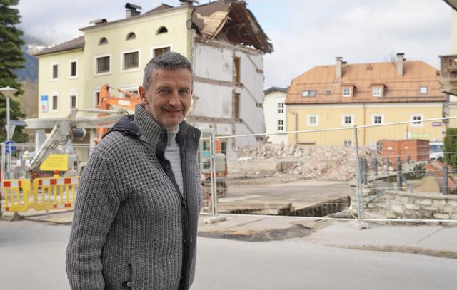 Bürgermeister Andreas Haitzer vor dem im Abriss befindlichen alten Sparkassenhaus. Hier soll(te) die Polizei ein neues Zuhause bekommen. | Foto: Alexander Holzmann