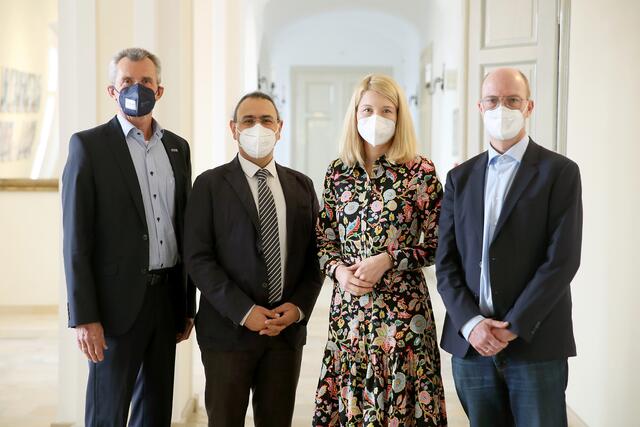 Generalmajor Alois Lißl (Landespolizeidirektor-Stellvertreter Oberösterreich), Primar Kurosch Yazdi (Vorstand der Klinik für Psychiatrie mit Schwerpunkt Suchtmedizin am Kepler Universitätsklinikum und Vorstandsvorsitzender von pro mente Oberösterreich), Landeshauptmann-Stellvertreterin Christine Haberlander und Rainer Schmidbauer (Leiter Institut Suchtprävention). | Foto: Land OÖ/Denise Stinglmayr
