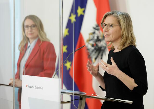 Die Politik habe in den letzten Jahren zu wenig getan, um die Gas-Abhängigkeit zu bekämpfen, kritisiert Gewessler (im Bild rechts) bei einer gemeinsamen Pressekonferenz mit Wirtschaftsministerin Schramböck. | Foto: bka/Wenzel