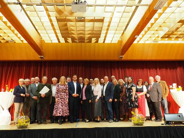 Zahlreiche Gäste erschienen am 4. April zur Neuwahl der ÖVP Grieskirchen. Sebastian Wolfram (9.v.l.) wurde dabei zum neuen Obmann gewählt. | Foto: ÖVP Grieskirchen