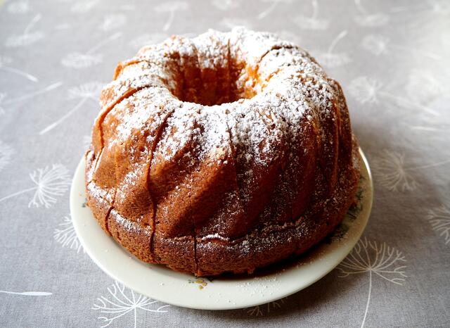 Das erste Frühlingsjauserl mit Kaffe und einem Eierlikör-Gugelhupf !