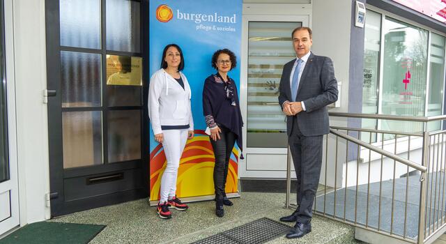 Soziallandesrat Leonhard Schneemann besuchte gemeinsam mit Landtagsabgeordneten und Vizebürgermeisterin Elisabeth Trummer die in Oberpullendorf stationierte Wundmanagerin Claudia Pap-Hombauer. | Foto: LMS