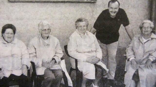 STARTSCHUSS:
Im Sommer 2000 startete die neue "Bankerlrunde" der Flugfelder Nachbarschaftsrunde, die sich bis dahin  "aufgefädelt" entlang der Hausmauer getroffen hatte!