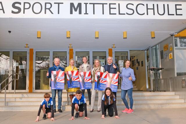 stehend v.l.: Martin Zieger, Roswitha Zieger, Anna-Theres Teichgräber, Brigitte Luksch-Hoffelner, Hubert Rinner und Petra Näder-Pichler; hockend, v.l.: Emil Punzl, Raphael Haunold und Jelena Radisavljevic. | Foto: Stadtgemeinde Mödling / Boeger