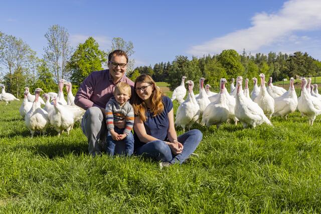 Patrick und Theresa Krautgartner mit ihrem Sohn – und ihren Puten.  | Foto: Genuss ab Hof/ Werner Krug